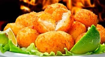 Bolinho de macaxeira recheado com bacalhau