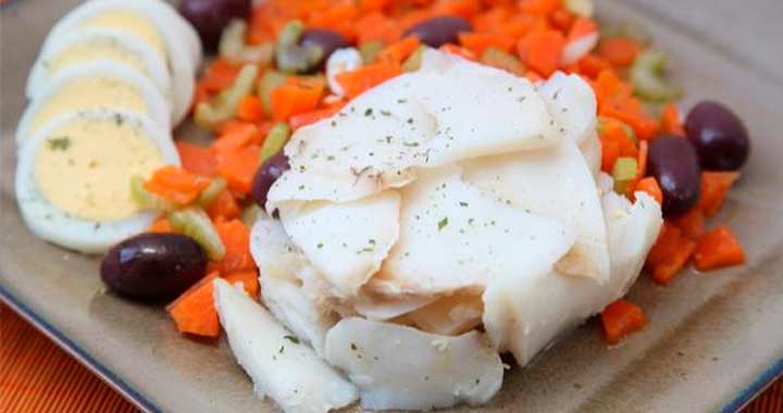Salada de bacalhau com salsão e azeitonas