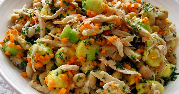Salada de bacalhau com abacate e bacon
