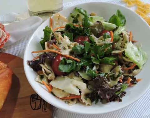 Salada de macarrão ao molho de agrião e bacalhau