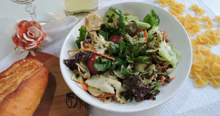 Salada de macarrão ao molho de agrião e bacalhau