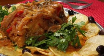 Receita de Bacalhau Acebolado com Batatas Douradas no Azeite