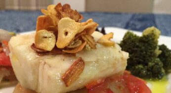 Receita de Bacalhau com Chips de Alho Laminado