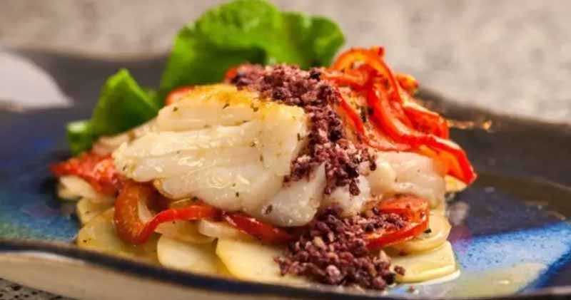 Bacalhau ao forno com couve e farofa