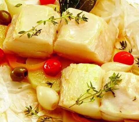 Receita de bacalhau com legumes no papelote