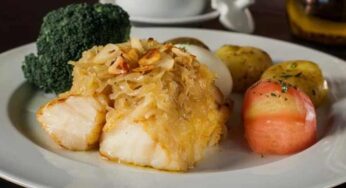 Bacalhau com cebola caramelizada e batatas