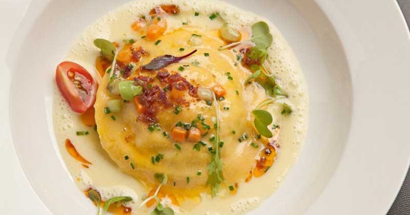 Ravioli de bacalhau com gema caipira