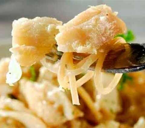 Espaguete integral com lascas de bacalhau