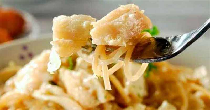 Espaguete integral com lascas de bacalhau