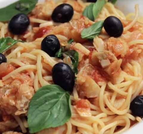 Espaguete com Lascas de Bacalhau e Tomate