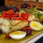 Bacalhau à Brás com Azeitonas Pretas e Ovos de Codorna