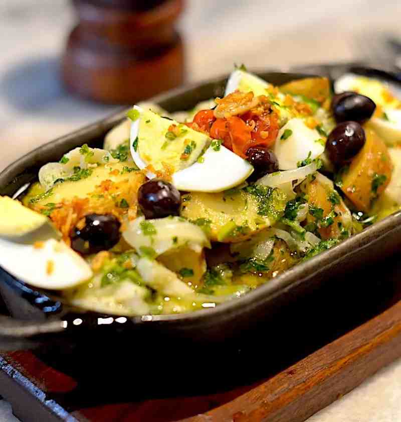 Bacalhau à Portuguesa com Batatas ao Vapor