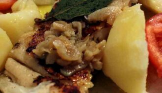 Bacalhau com cebola caramelizada e alho