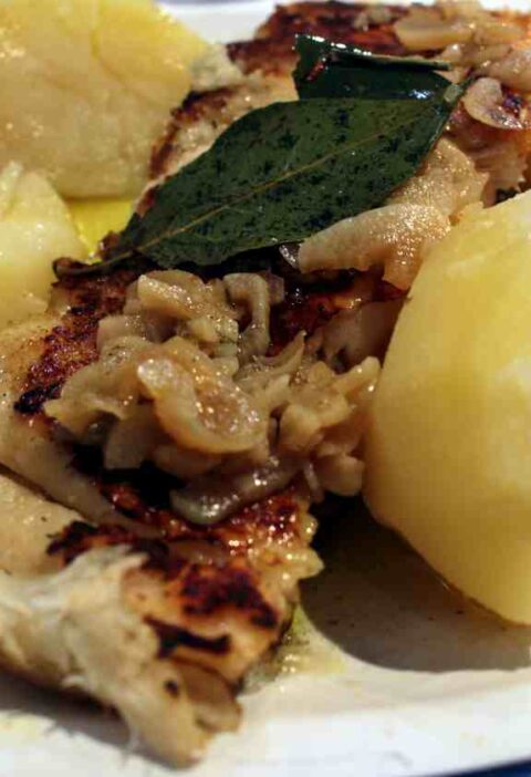 Bacalhau com cebola caramelizada e alho