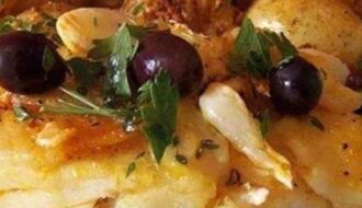 Bacalhau com Batatas ao Murro e Cebolas Caramelizadas